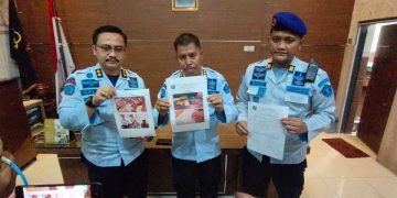 Petugas Lapas Kediri menunjukkan barang bukti kiriman narkoba yang berhasil digagalkan. Foto: Bacaini/AK.Jatmiko