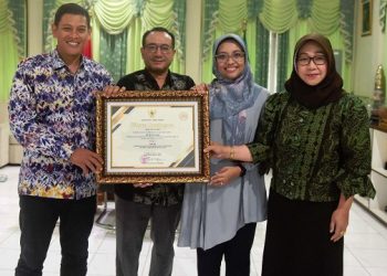 Penghargaan dari Pemprov Jatim kepada Putri Lestari. Foto: Ist