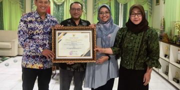 Penghargaan dari Pemprov Jatim kepada Putri Lestari. Foto: Ist