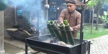 Proses memasak menu ayam bumbung di Warung Mina Joglo Tulungagung. Foto: Bacaini/Setiawan