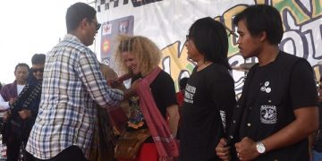 Wali Kota Kediri, Abdullah Abu Bakar kalungkan syal tenun ikat kepada salah satu peserta KSF #5. Foto: Ist