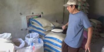 Stok beras di salah satu toko di Pasar Citra Niaga Jombang. Foto: Bacaini/Syailendra