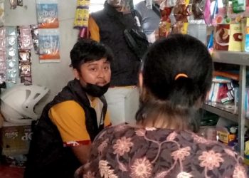 Operasi rokok ilegal di Pasar Karangrejo Tulungagung. Foto: Bacaini/Setiawan