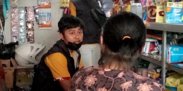 Operasi rokok ilegal di Pasar Karangrejo Tulungagung. Foto: Bacaini/Setiawan