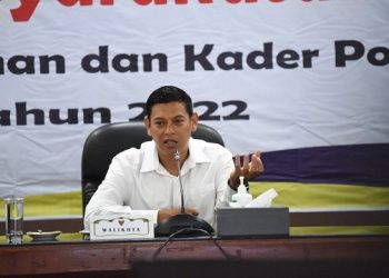 Wali Kota Kediri Abdullah Abu Bakar saat memberikan pengarahan kepada TP PKK Kelurahan dan kader Posyandu. Foto: Ist