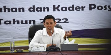Wali Kota Kediri Abdullah Abu Bakar saat memberikan pengarahan kepada TP PKK Kelurahan dan kader Posyandu. Foto: Ist