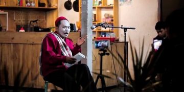 Salah satu aksi Yusuf ketika mementaskan seni pantomim. Foto: Bacaini/Setiawan