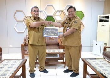 Penyaluran dana bantuan korban bencana di Cianjur secara simbolis. Foto: Ist