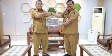 Penyaluran dana bantuan korban bencana di Cianjur secara simbolis. Foto: Ist