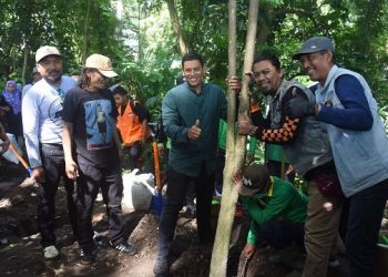 Wali Kota Kediri saat menanam pohon di Sumber Cakarsi. Foto: Ist