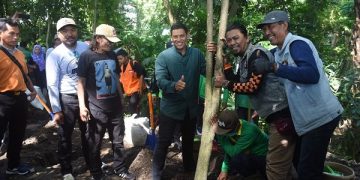 Wali Kota Kediri saat menanam pohon di Sumber Cakarsi. Foto: Ist