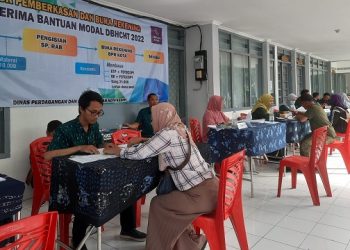 Pelayanan pembukaan rekening bantuan modal di kantor Disperdagin. Foto: Ist