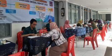 Pelayanan pembukaan rekening bantuan modal di kantor Disperdagin. Foto: Ist