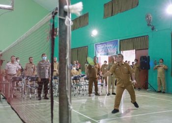 Ketua KORPRI Kota Kediri, Bagus Alit saat membuka kejuaraan bulu tangkis. Foto: Ist