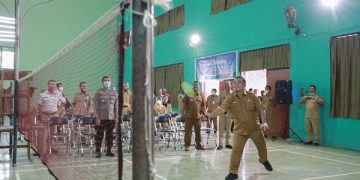 Ketua KORPRI Kota Kediri, Bagus Alit saat membuka kejuaraan bulu tangkis. Foto: Ist