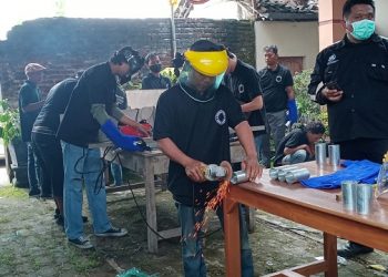 Peserta pelatihan pengelasan yang digelar Dinkop UMTK Kota Kediri. Foto: Bacaini/Novira
