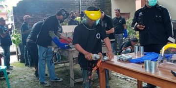 Peserta pelatihan pengelasan yang digelar Dinkop UMTK Kota Kediri. Foto: Bacaini/Novira