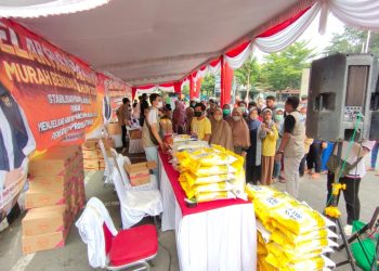 Warga yang sedang mengantre untuk mendapatkan bahan pangan murah di TMP Kota Kediri. Foto: Bacaini/AK. Jatmiko