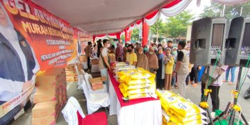 Warga yang sedang mengantre untuk mendapatkan bahan pangan murah di TMP Kota Kediri. Foto: Bacaini/AK. Jatmiko