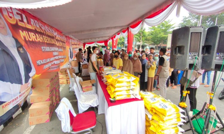 Warga yang sedang mengantre untuk mendapatkan bahan pangan murah di TMP Kota Kediri. Foto: Bacaini/AK. Jatmiko