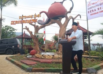 Bupati Trenggalek Mochamad Nur Arifin saat meresmikan Kampung Kopi Sengunglung. Foto: Ist