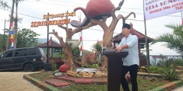 Bupati Trenggalek Mochamad Nur Arifin saat meresmikan Kampung Kopi Sengunglung. Foto: Ist