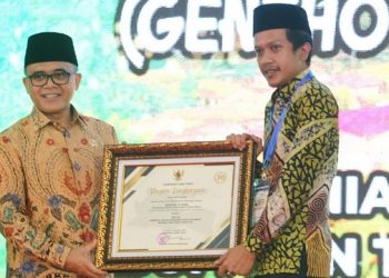 Penyerahan penghargaan Top 30 Kovablik Jatim kepada Gentho Si Tama Trenggalek. Foto: Ist