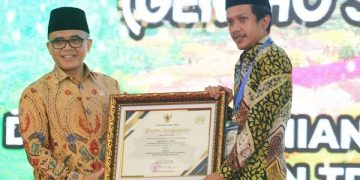 Penyerahan penghargaan Top 30 Kovablik Jatim kepada Gentho Si Tama Trenggalek. Foto: Ist
