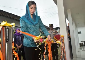 Ketua Tim Penggerak PKK Kabupaten Trenggalek saat meresmikan Book Corner KSPP Syariah Madani Jawa Timur. Foto: Ist