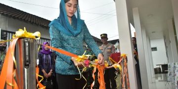 Ketua Tim Penggerak PKK Kabupaten Trenggalek saat meresmikan Book Corner KSPP Syariah Madani Jawa Timur. Foto: Ist