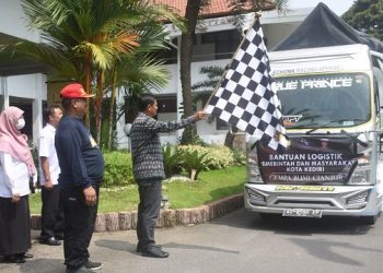 Wali Kota Kediri, Abdullah Abu Bakar saat memberangkatkan truk penyalur bansos ke Cianjur. Foto: Ist