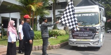 Wali Kota Kediri, Abdullah Abu Bakar saat memberangkatkan truk penyalur bansos ke Cianjur. Foto: Ist