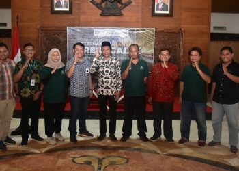 Wabub Trenggalek bersama peserta FGD peternak ayam layer. Foto: Ist