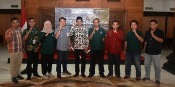 Wabub Trenggalek bersama peserta FGD peternak ayam layer. Foto: Ist