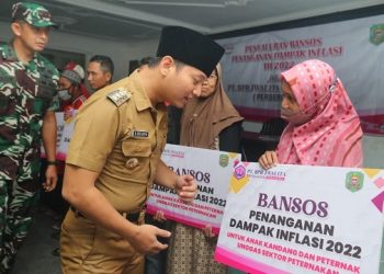 Bupati Trenggalek, Mochamad Nur Arifin memberikan bansos inflasi secara simbolis. Foto: Bacaini/Aby