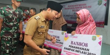 Bupati Trenggalek, Mochamad Nur Arifin memberikan bansos inflasi secara simbolis. Foto: Bacaini/Aby