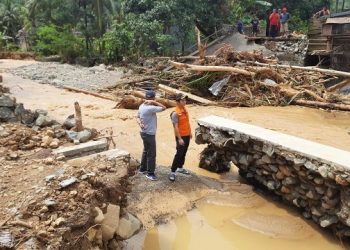 Bupati Trenggalek Mochamad Nur Arifin di lokasi jembatan putus akibat diterjang banjir. Foto: Ist