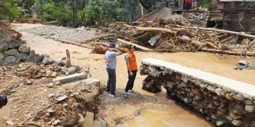 Bupati Trenggalek Mochamad Nur Arifin di lokasi jembatan putus akibat diterjang banjir. Foto: Ist