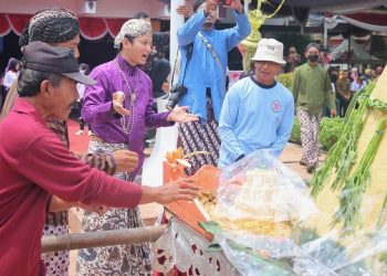 Bupati Arifin saat prosesi rebutan tumpeng di Pendopo Kabupaten Trenggalek. Foto: Ist