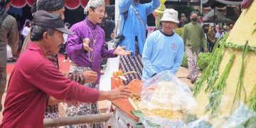 Bupati Arifin saat prosesi rebutan tumpeng di Pendopo Kabupaten Trenggalek. Foto: Ist