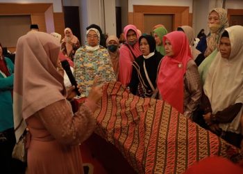 Para modin perempuan antusias menyimak pelatihan pemulasaraan jenazah. Foto: Ist