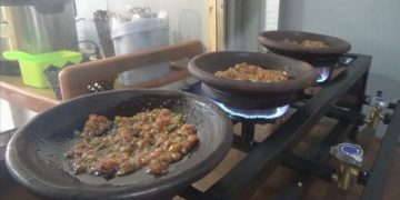 Proses pembakaran menu sambal obong. Foto: Bacaini/Syailendra