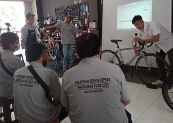 Pelatihan Servis Sepeda di Pantjal Bike Shop and Service Studio Kediri. Foto: Bacaini/Novira