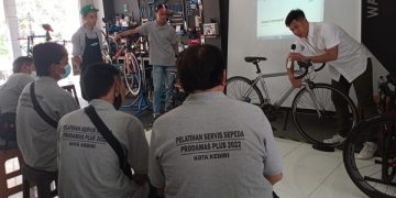 Pelatihan Servis Sepeda di Pantjal Bike Shop and Service Studio Kediri. Foto: Bacaini/Novira