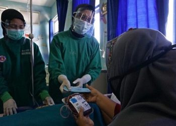 Pelayanan Putri Lestari kepada salah seorang penderita Thalasemia. Foto: Ist