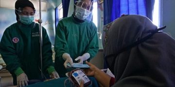 Pelayanan Putri Lestari kepada salah seorang penderita Thalasemia. Foto: Ist