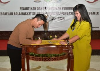 Bupati Arifin dan Ketua Perbasi Jawa Timur, Evi Ekawati pada acara pelantikan pengurus baru PERBASI Kabupaten Trenggalek. Foto: Ist