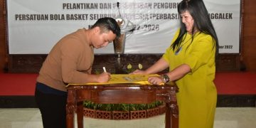 Bupati Arifin dan Ketua Perbasi Jawa Timur, Evi Ekawati pada acara pelantikan pengurus baru PERBASI Kabupaten Trenggalek. Foto: Ist