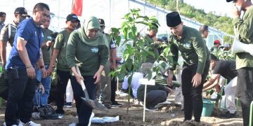 Gubernur Khofifah bersama Bupati Arifin pada saat kegiatan tanam pohon. Foto: Ist