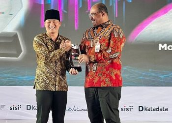 Bupati Trenggalek saat menerima penghargaan EV-DCI 2022. Foto: Ist